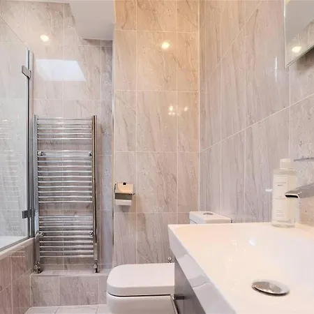 Elegant City Centre Regency Townhouse With Patio *