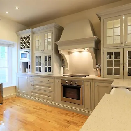 Elegant City Centre Regency Townhouse With Patio Dublín