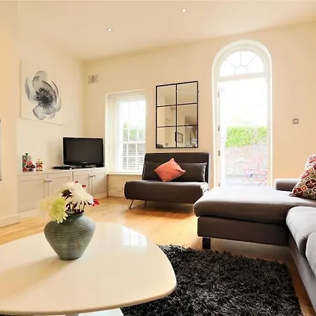 Elegant City Centre Regency Townhouse With Patio Dublín