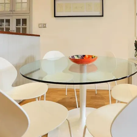 Сasa de vacaciones Elegant City Centre Regency Townhouse With Patio Dublín