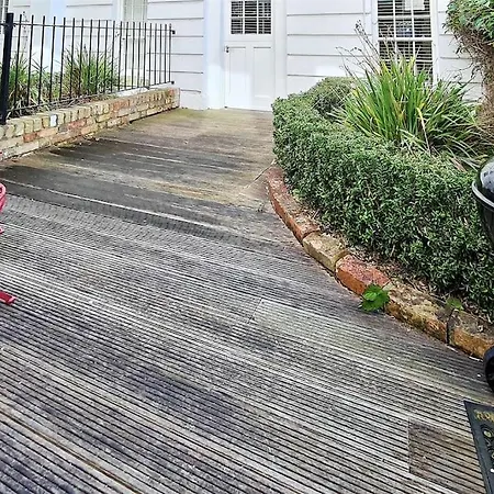 Elegant City Centre Regency Townhouse With Patio